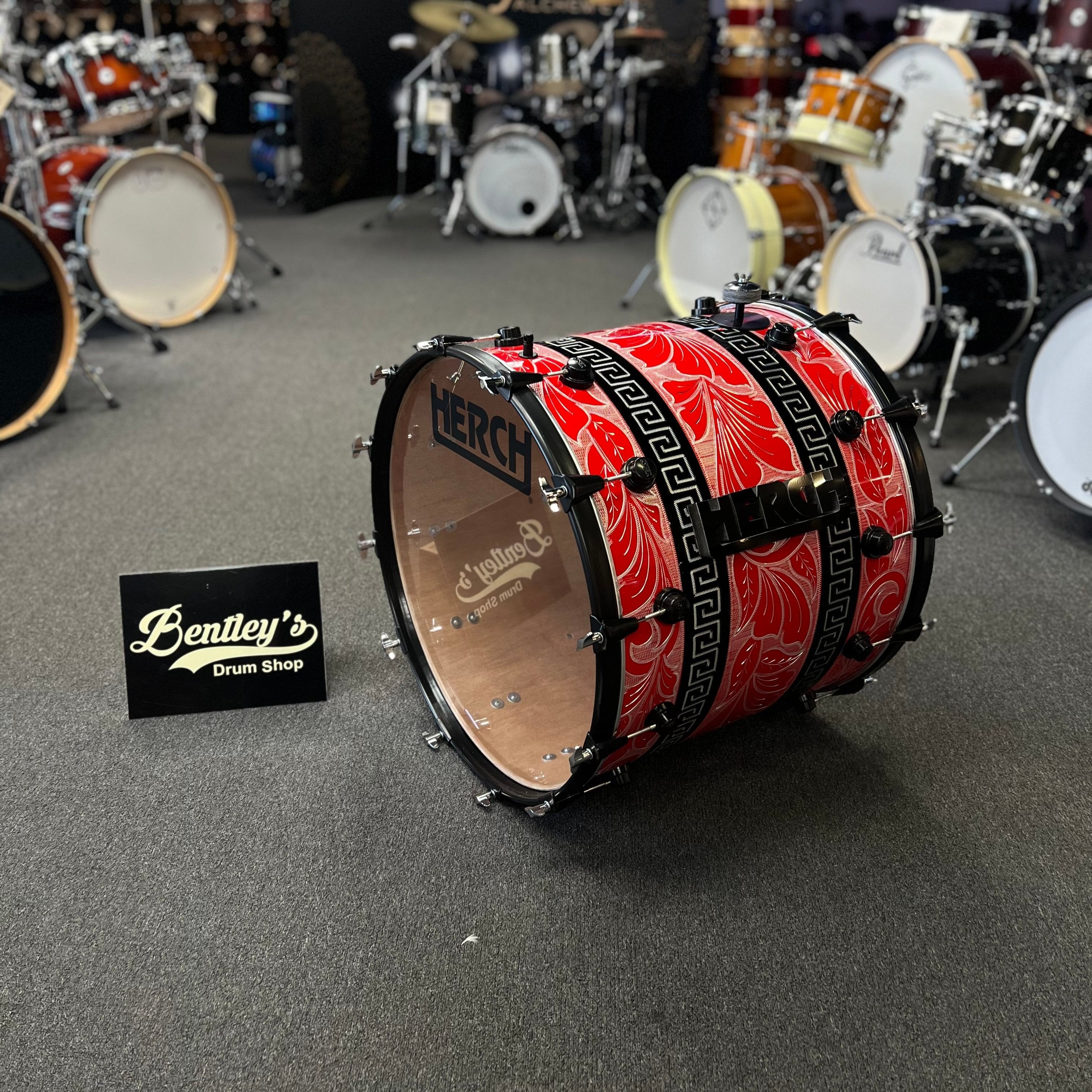 Tambora de 20 x 24" de Herch Percussion en negro anodizado y rojo con estuche GRATIS